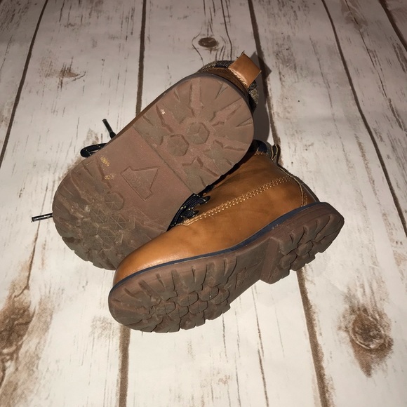 $7 or 3/$15 Oshkosh B’gosh all weather boots - Picture 6 of 8